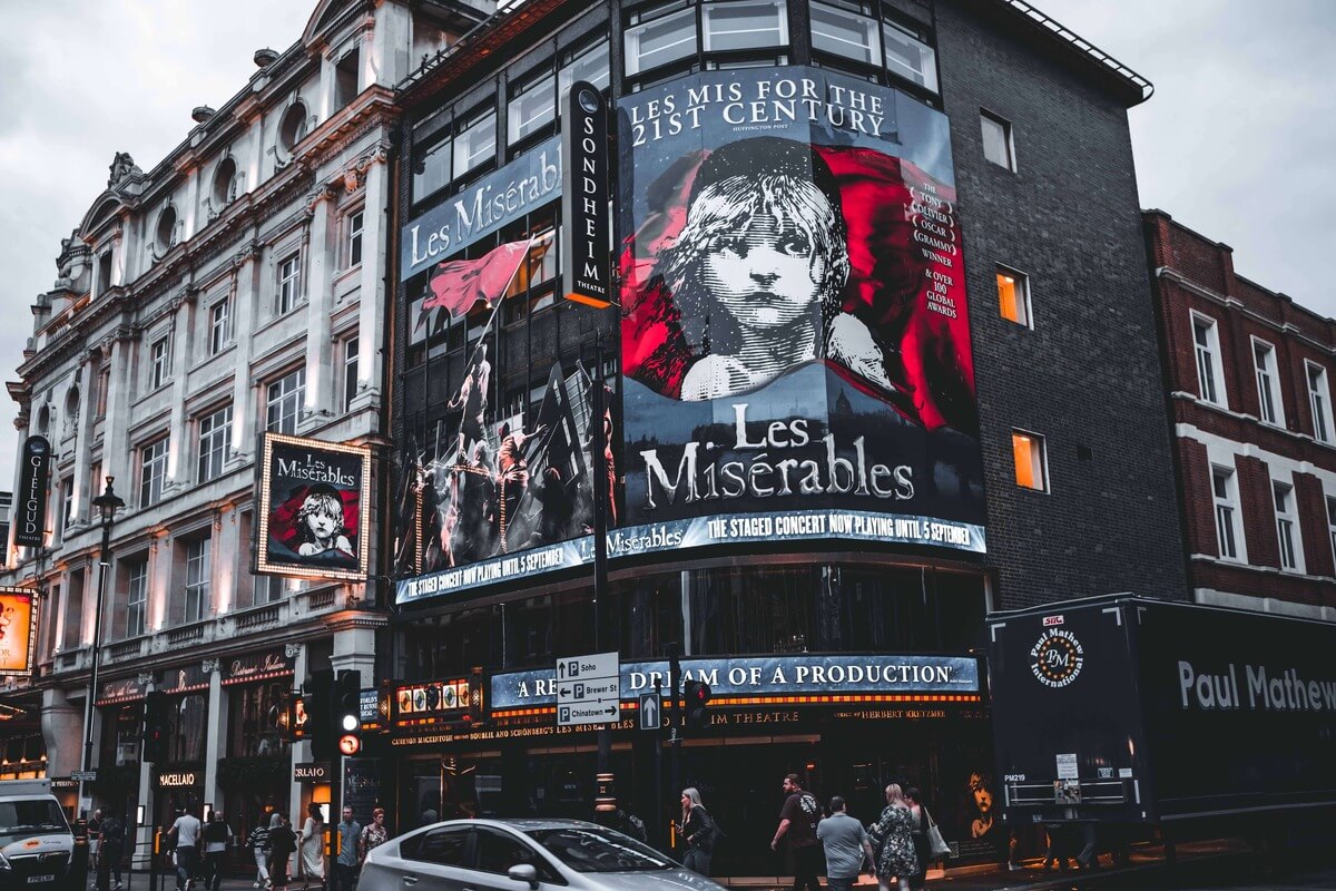 Une vue du Sondheim Theatre sur Shaftesbury Avenue, où se joue Les Misérables