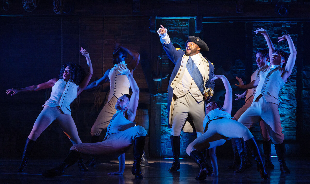 Jonathan Andrew Hume (George Washington) et la compagnie de Hamilton au Victoria Palace Theatre. Photo Danny Kaan