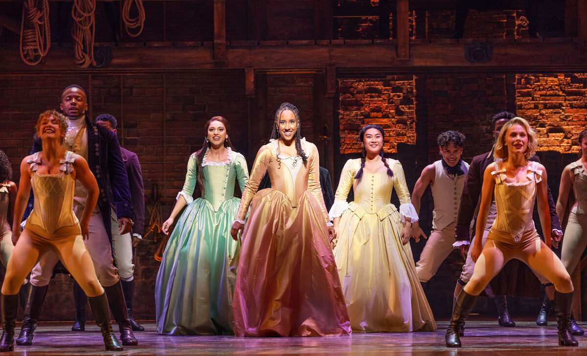 Bente Mulan (Eliza), Emily-Mae (Angelica) et Jasmine Jia Yung Shen (Peggy) dans Hamilton au Victoria Palace Theatre. Photo Danny Kaan