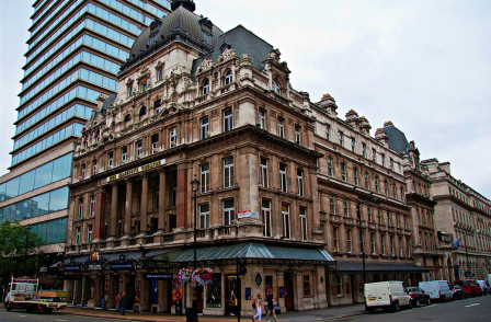 Pourquoi Her Majesty's Theatre - Le Théâtre de sa Majesté, va (à nouveau) changer de nom